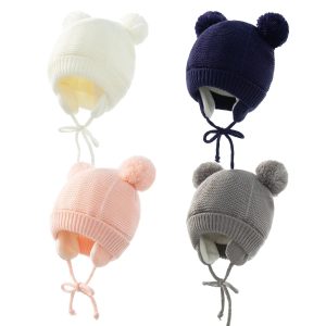 L'élégance cocooning pour les tout-petits : découvrez le charme du bonnet pompon tricoté
