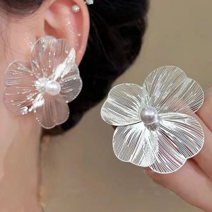 L'élégance intemporelle à portée d'oreille : un bijou romantique pour sublimer votre style
