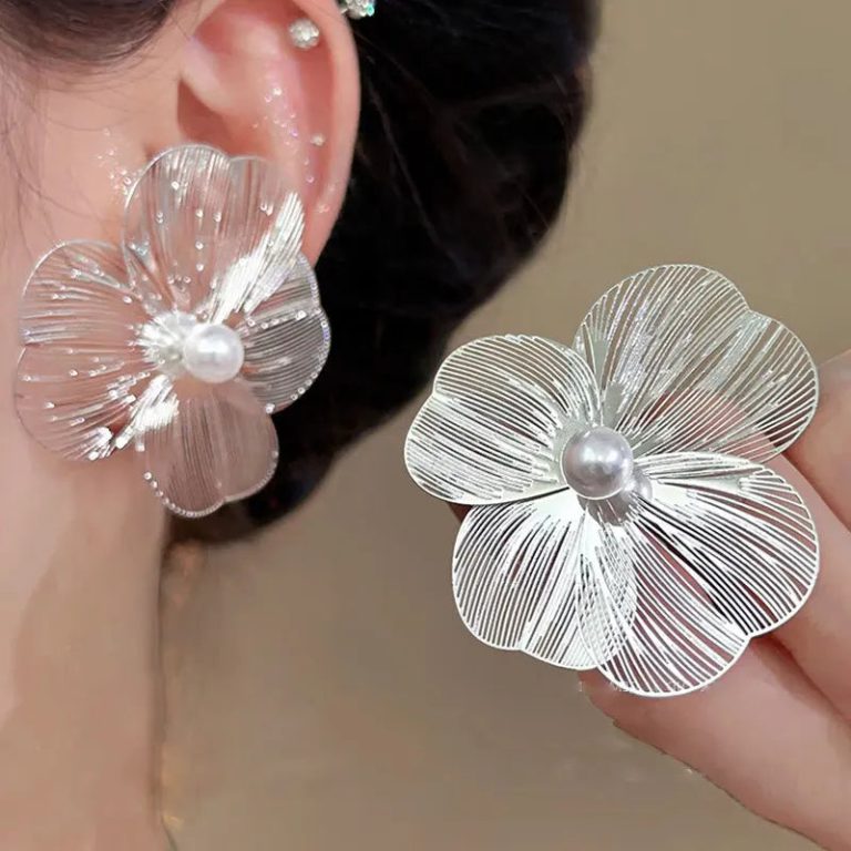 L'élégance intemporelle à portée d'oreille : un bijou romantique pour sublimer votre style