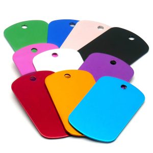 Une touche personnelle pour vos compagnons à quatre pattes avec des plaques en aluminium uniques