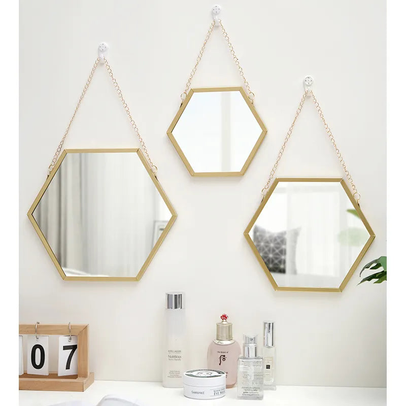 Un Twist Moderne pour Sublimer Votre Intérieur avec un Miroir Hexagonal
