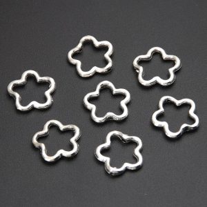 L'élégance créative à portée de main : redécouvrez vos bijoux avec ces pendentifs connecteurs