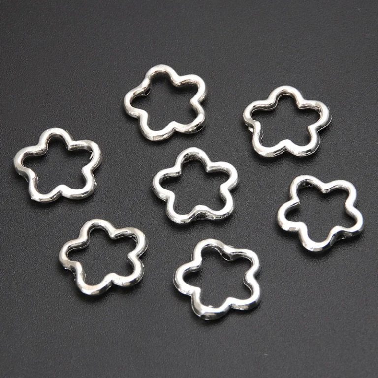 L'élégance créative à portée de main : redécouvrez vos bijoux avec ces pendentifs connecteurs