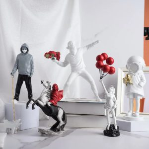 L’Art Urbain à Portée de Main : Une Analyse de la Statue Banksy Lanceur de Fleurs