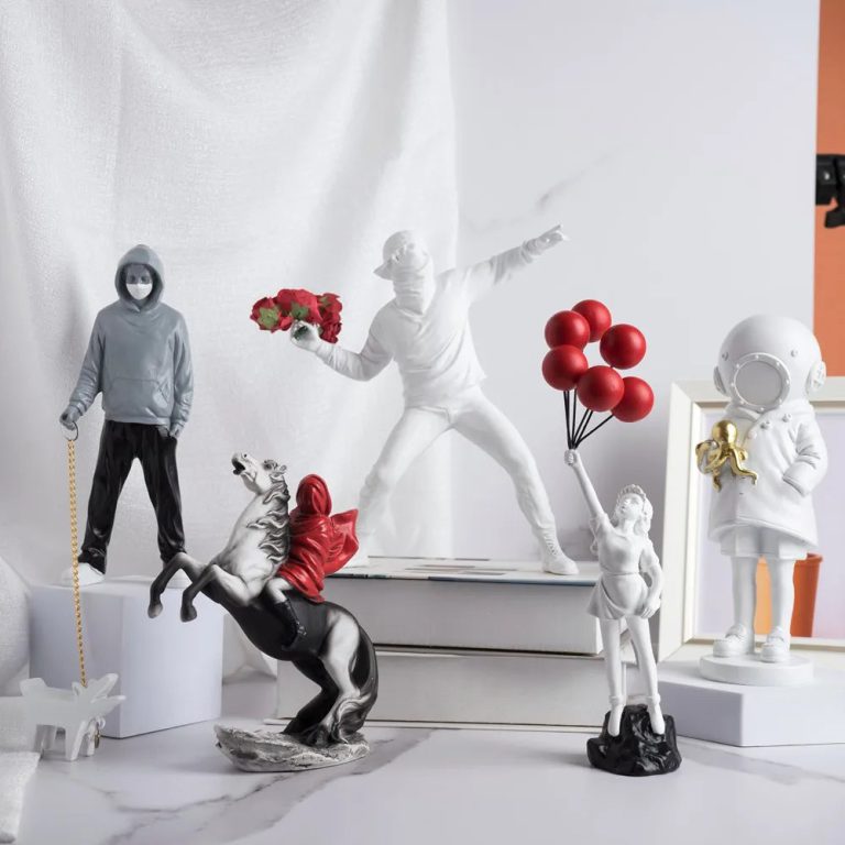 L’Art Urbain à Portée de Main : Une Analyse de la Statue Banksy Lanceur de Fleurs