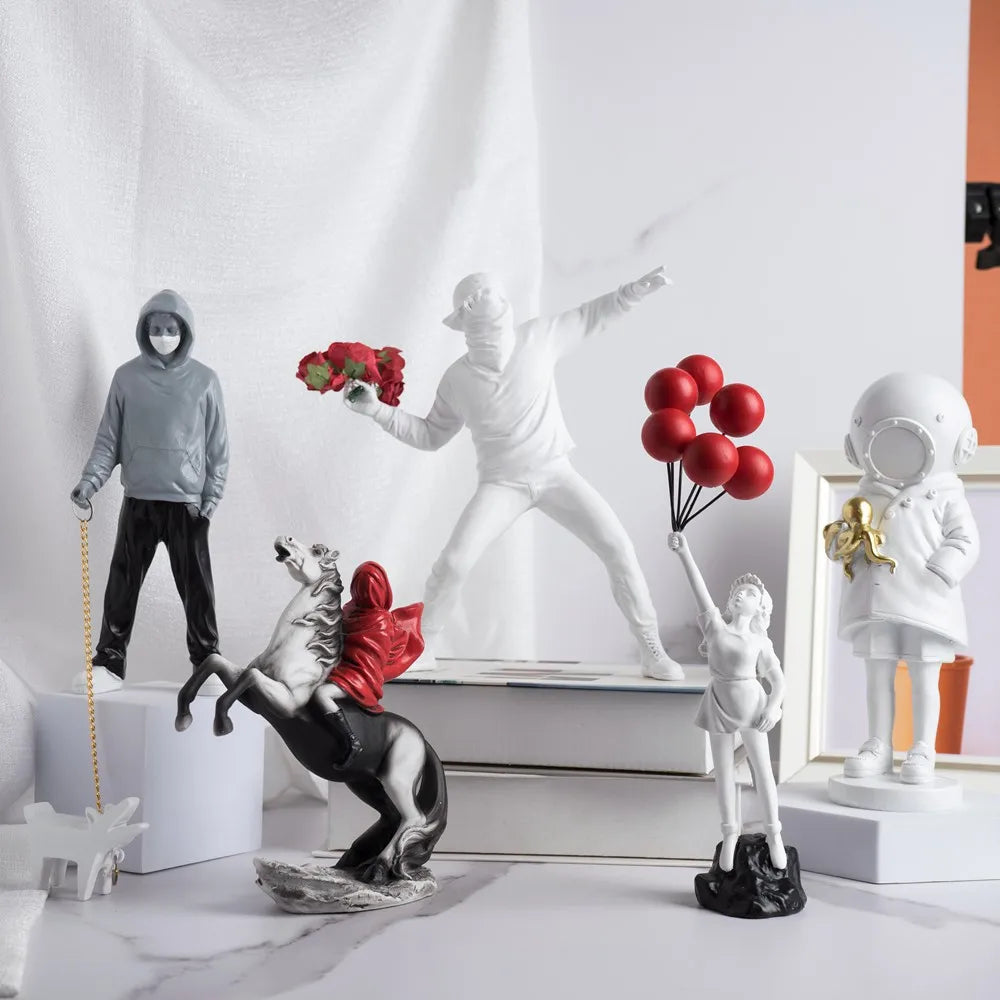 L’Art Urbain à Portée de Main : Une Analyse de la Statue Banksy Lanceur de Fleurs