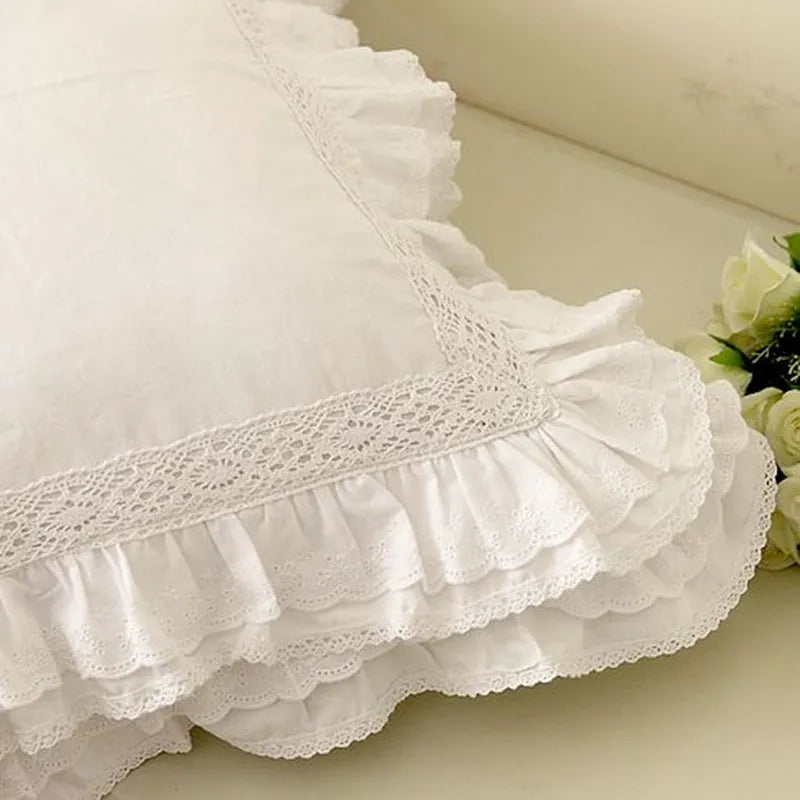Apportez une Note de Raffinement à Votre Décoration avec une Housse de Coussin de Luxe en Dentelle Brodée