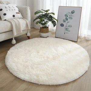 Découvrez l'univers du confort élégant avec ce tapis rond en peluche