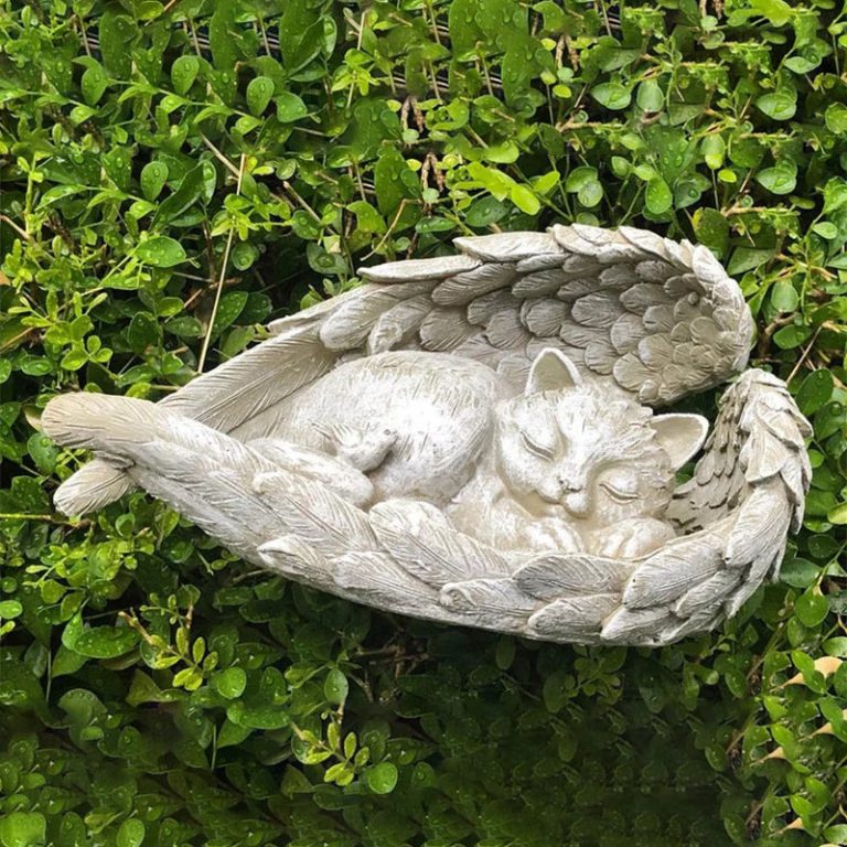 L'élégance céleste pour votre jardin : une statue qui enchante et apaise