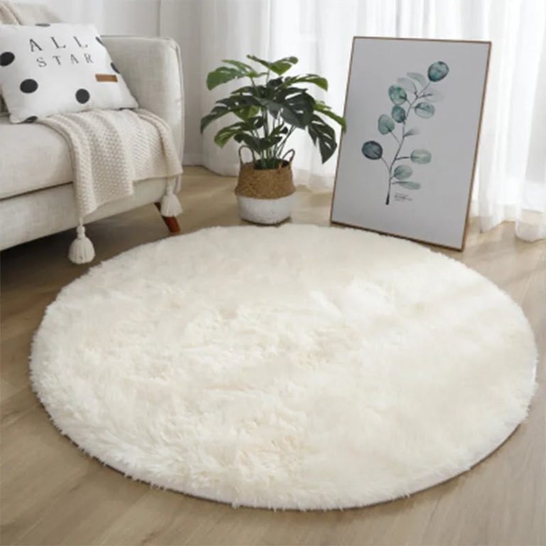 Découvrez l'univers du confort élégant avec ce tapis rond en peluche