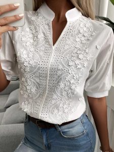 Élégance Florale pour un Été Raffiné : La Blouse en Dentelle Brodée