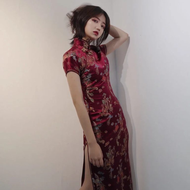 Élégance intemporelle : Plongez dans l'univers du Qipao Vintage aux symboles du Dragon et du Phénix