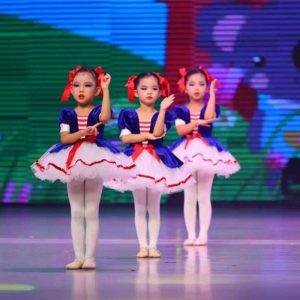 Le Tutu Bleu Classique qui Sublime la Danse des Petits Artistes