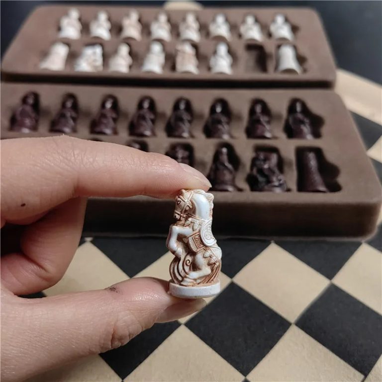 Plongez dans l’univers raffiné du jeu d’échecs en résine et cuir de la Prairie