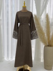 Abaya musulmane brodée motifs floraux : l'élégance intemporelle pour des instants précieux