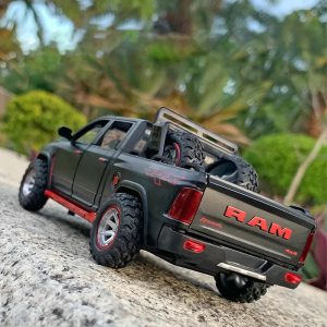 Plongez dans l’Univers Miniature avec le Camion Pickup RAM TRX à l’Échelle 1/32