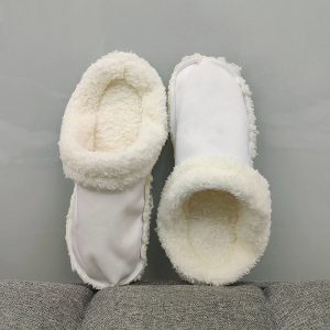 Alliez confort et élégance cet hiver avec les couvre-chaussures en peluche détachables