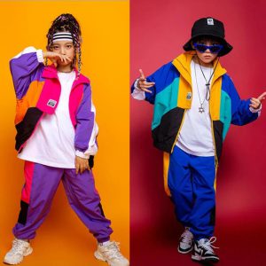 Ambiance Urbaine et Confiance sur Scène : Un Nouveau Look pour les Jeunes Danseuses