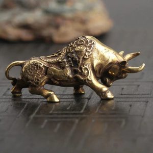 La Statue qui Inspire Prospérité: Taureau Chanceux en Laiton pour une Décoration Élégante