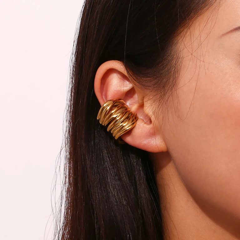 Élégance intemporelle : découvrez le charme rétro de ces boucles d’oreilles multi-couches