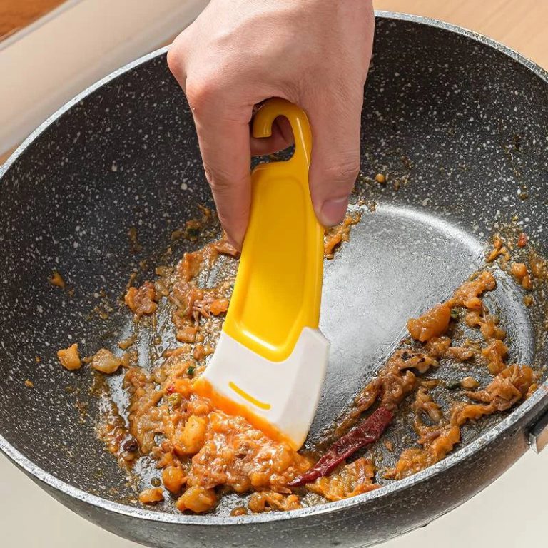 Révolutionnez votre nettoyage en cuisine avec une spatule en silicone innovante