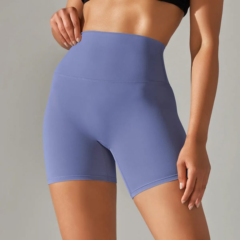 Alliez élégance, performance et confort avec ce short de sport pour femme