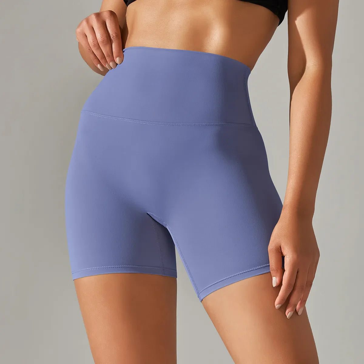 Alliez élégance, performance et confort avec ce short de sport pour femme