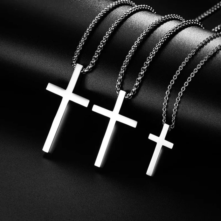 Redécouvrez votre style avec le collier croix en acier inoxydable : Une touche minimaliste et intemporelle pour tous