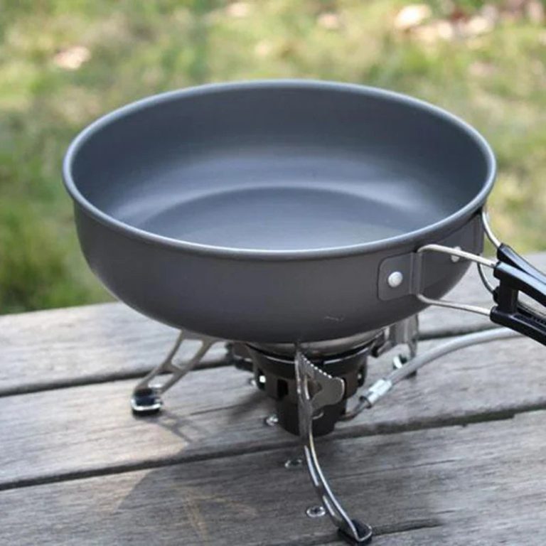 Découvrez l'Art de Cuisiner en Plein Air avec une Poêle de Camping Innovante