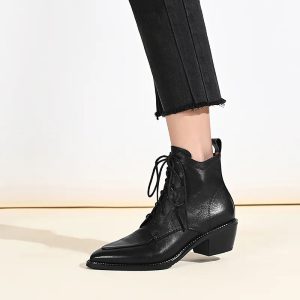 Redécouvrez l'élégance intemporelle avec ces bottines en cuir véritable rétro