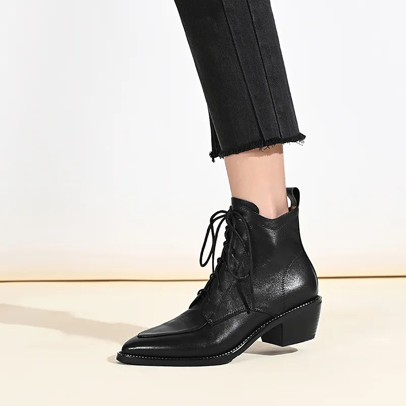 Redécouvrez l'élégance intemporelle avec ces bottines en cuir véritable rétro