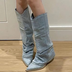 Osez la Touche Western avec ces Bottes Cuissardes en Denim Bleu