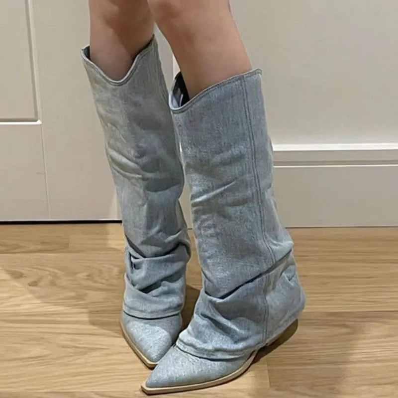 Osez la Touche Western avec ces Bottes Cuissardes en Denim Bleu