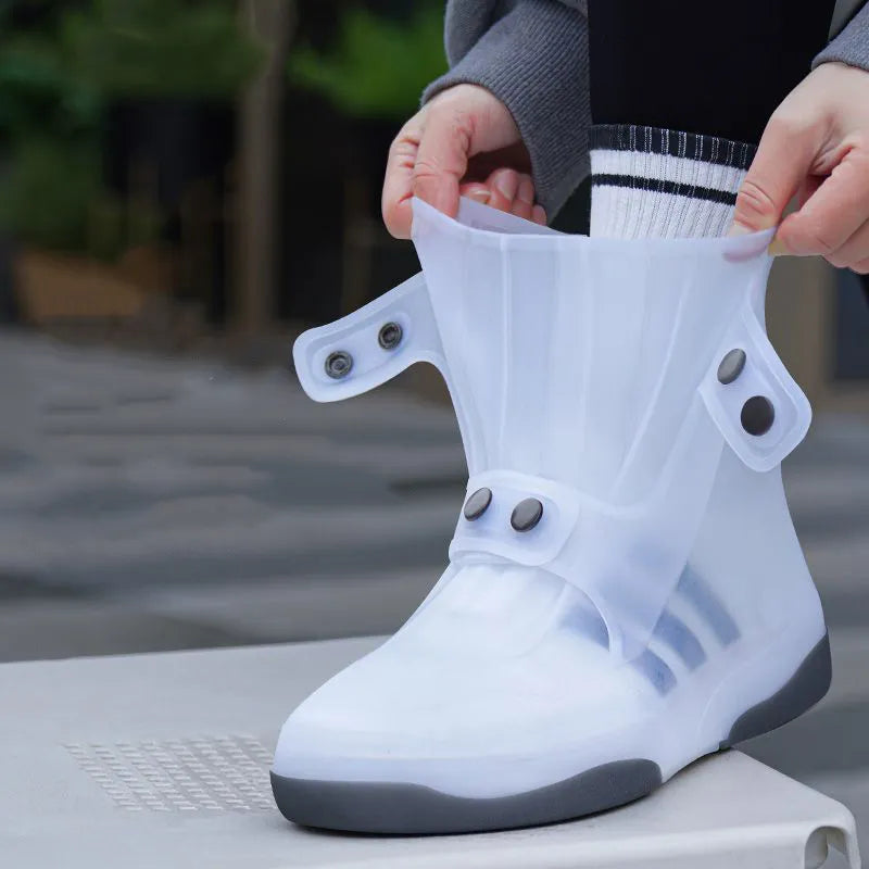 Alliez Élégance et Protection : Découvrez le Couvre-Chaussures Design Deux Tons Imperméables Blanc