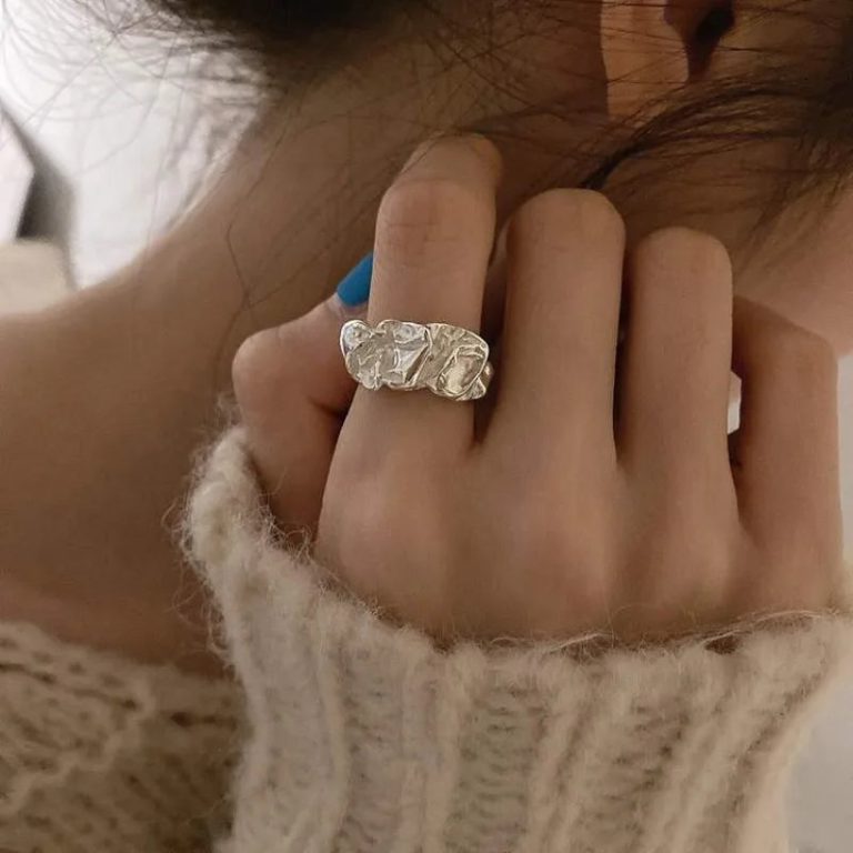 Élégance Innovante : La Bague Argentée Géométrique pour un Style Uniquement Moderne