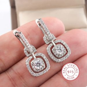 Élégance Réinventée : L'Art de Sublimer Votre Look avec des Boucles d'Oreilles Pendantes Carrées en Argent de Luxe