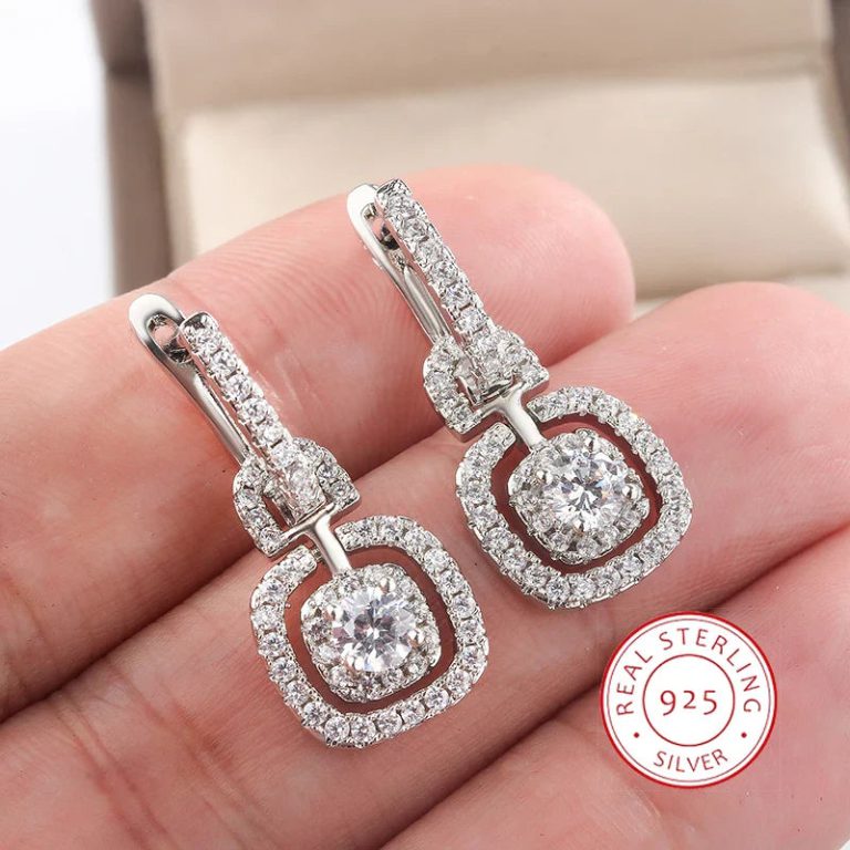 Élégance Réinventée : L'Art de Sublimer Votre Look avec des Boucles d'Oreilles Pendantes Carrées en Argent de Luxe