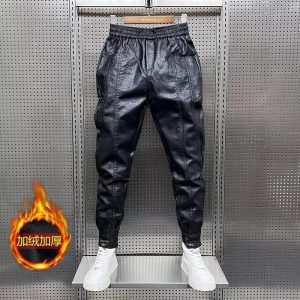 Laissez-vous séduire par le renouveau du style avec ce pantalon en cuir Y2K pour homme