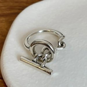 L’alliance subtile entre tradition et modernité : L’art de la bague de fiançailles vintage en argent 925