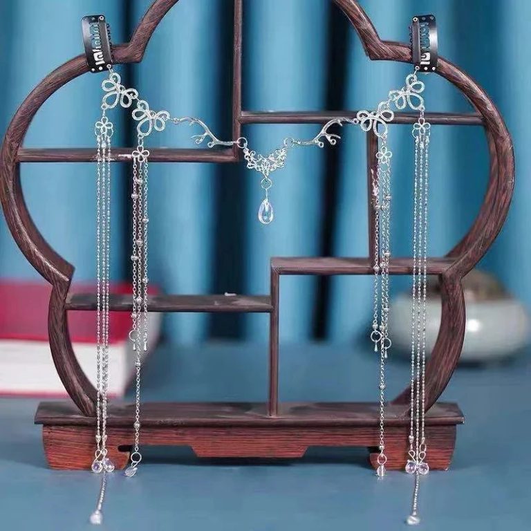 Raffinement et Mystère : Sublimez Votre Look avec cette Chaîne de Front Ornée de Strass