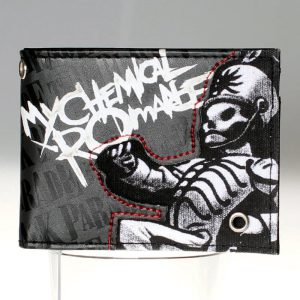 Accessoirisez votre quotidien avec élégance : le porte-cartes court en clip argent, compagnon compact et fonctionnel