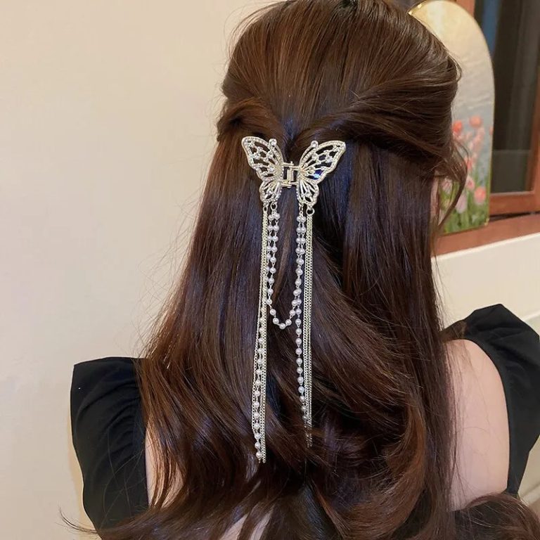 Raffinement et Originalité au Quotidien : Sublimez Votre Coiffure avec une Barrette à Papillon Époustouflante