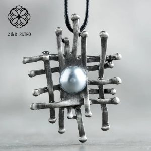 Élégance intemporelle : Sublimez votre style avec un collier vintage aux perles grises