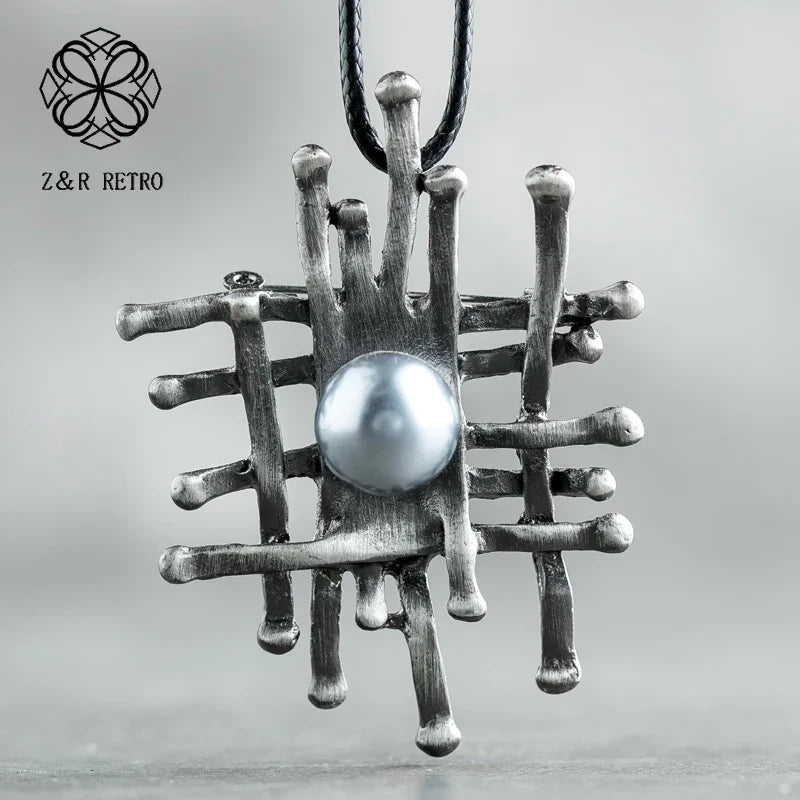 Élégance intemporelle : Sublimez votre style avec un collier vintage aux perles grises