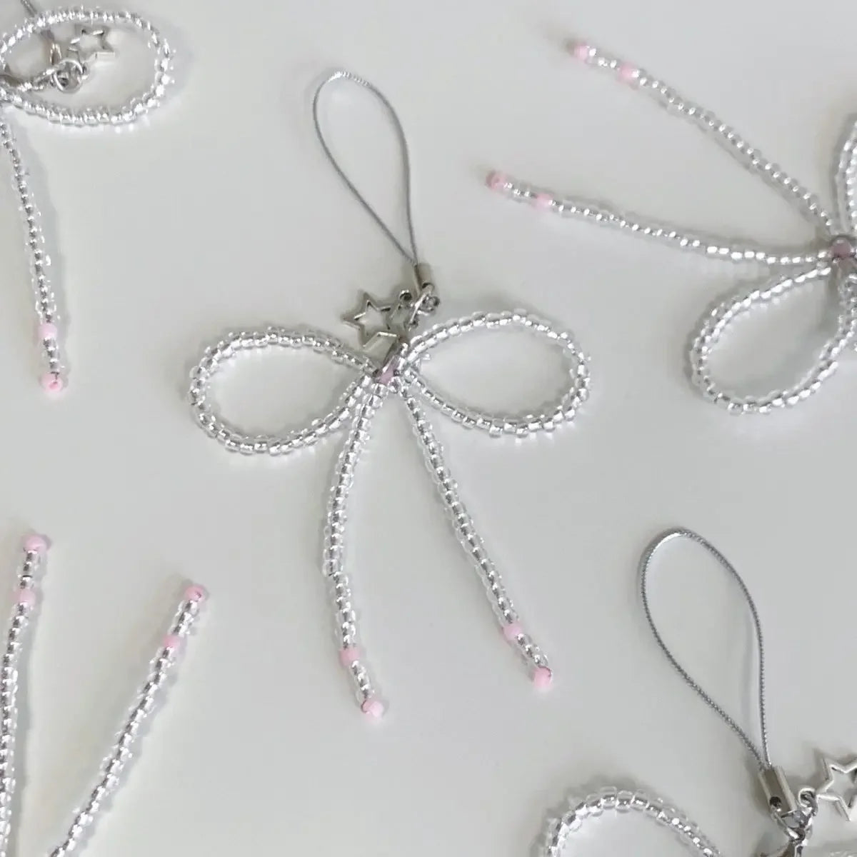 Mettez en valeur votre téléphone avec un style unique et original grâce au pendentif breloque Papillon Kawaii