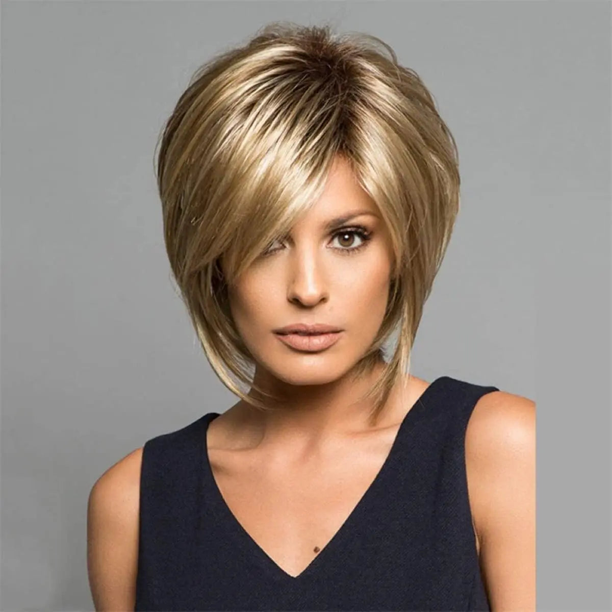 Osez un Nouveau Look avec la Perruque Blonde Méchée Brune Bob : Une Touche d’Audace et de Modernité