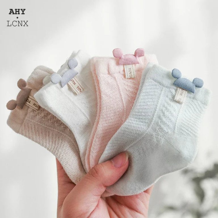 Des Petits Pieds Heureux : La Tendance Incontournable des Chaussettes d’Été pour Bébé