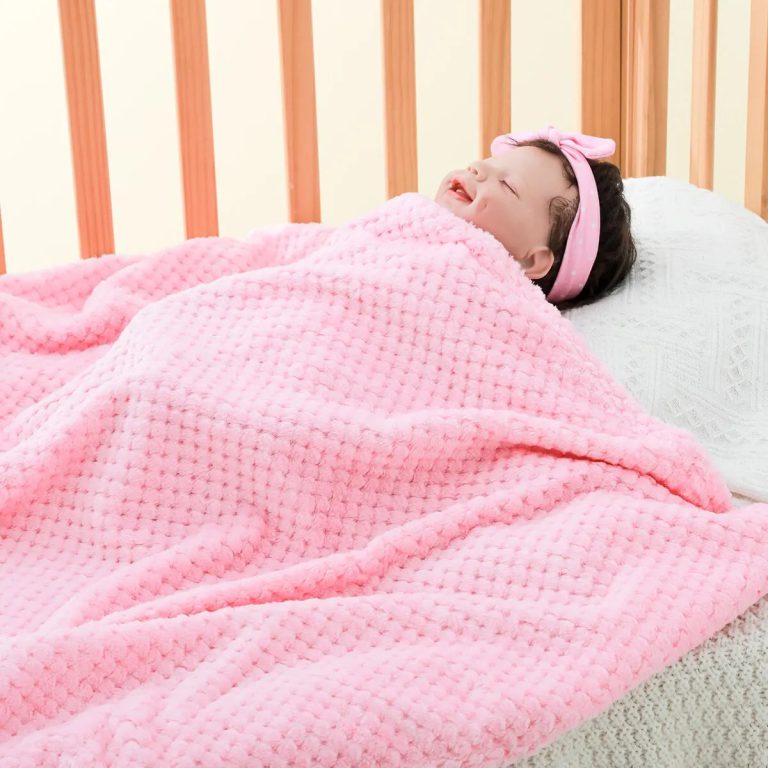Découvrez la Couverture Bébé en Flanelle Ananas Carreaux : Un Cocon de Douceur et de Tendresse