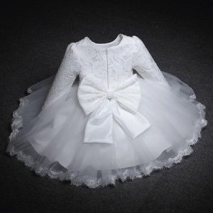 L’élégance intemporelle pour votre petite princesse : découvrez le charme unique de cette robe en dentelle