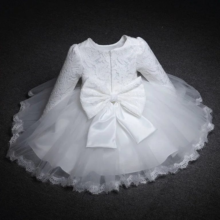 L’élégance intemporelle pour votre petite princesse : découvrez le charme unique de cette robe en dentelle
